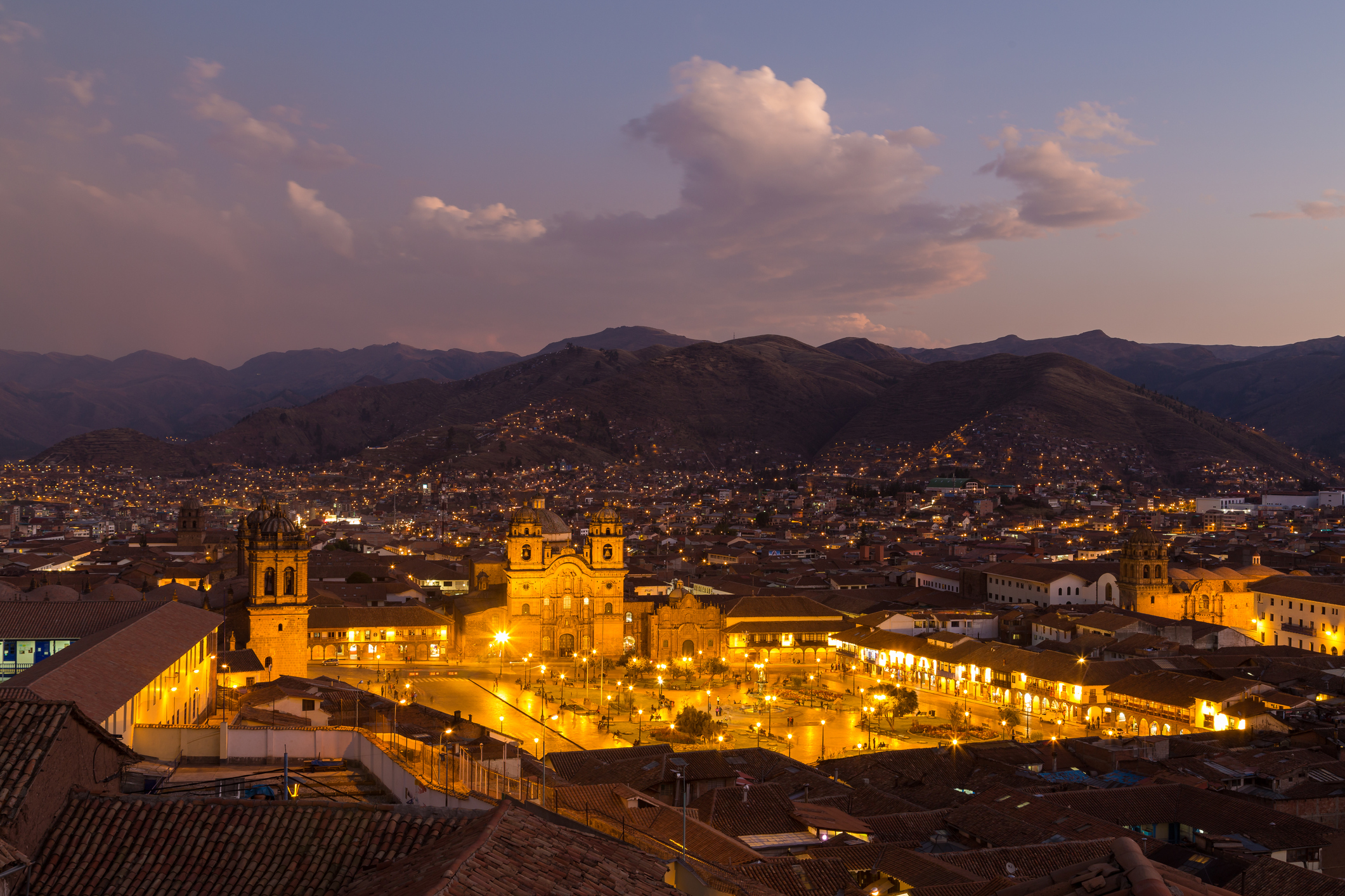 كوسكو، بيرو - 08 أكتوبر 2015: منظر بانورامي لبلازا دي أرماس في كوسكو عند غروب الشمس